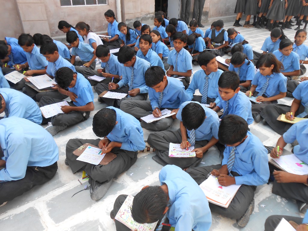 Geeta Prtiyogita me bhag lete student