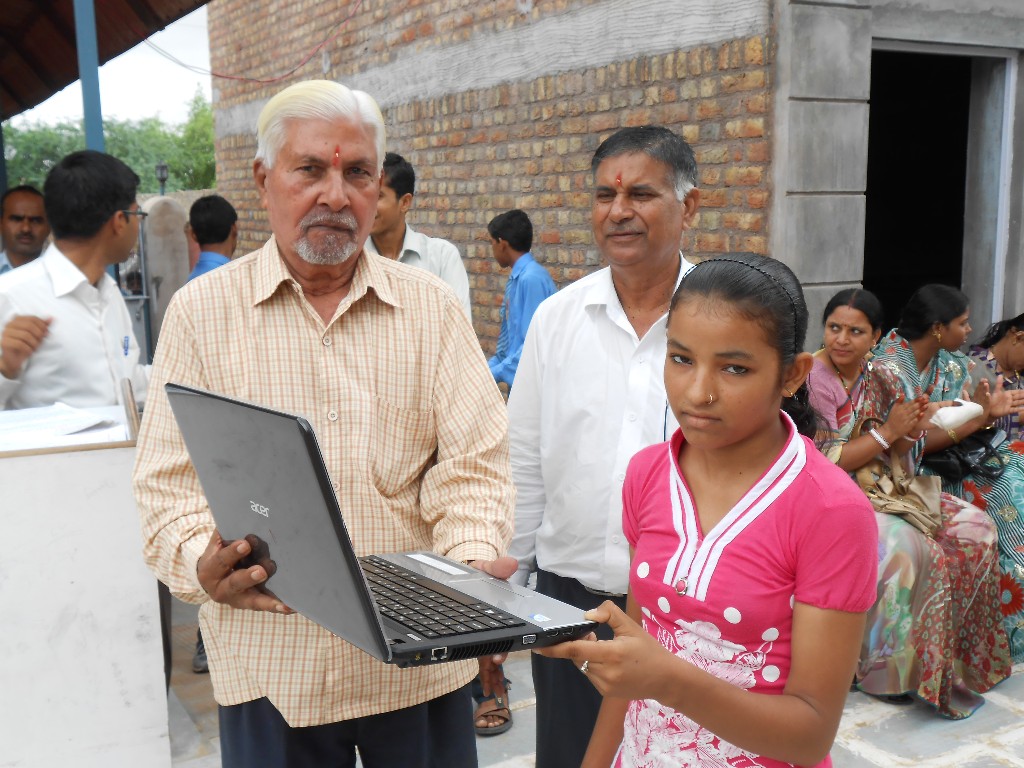 Xth Board exam me 85% marks par Rajiv Gandhi Digital Yojna ke Antargat LapTop leti Miss Seeta Choudhary