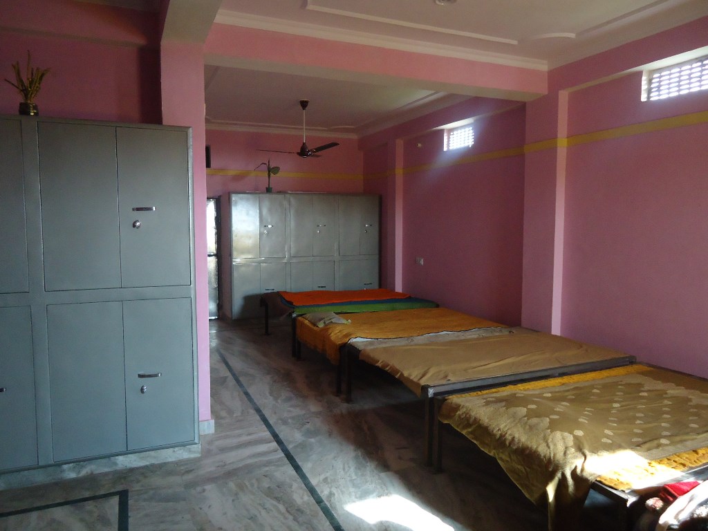 06_Hostel Room